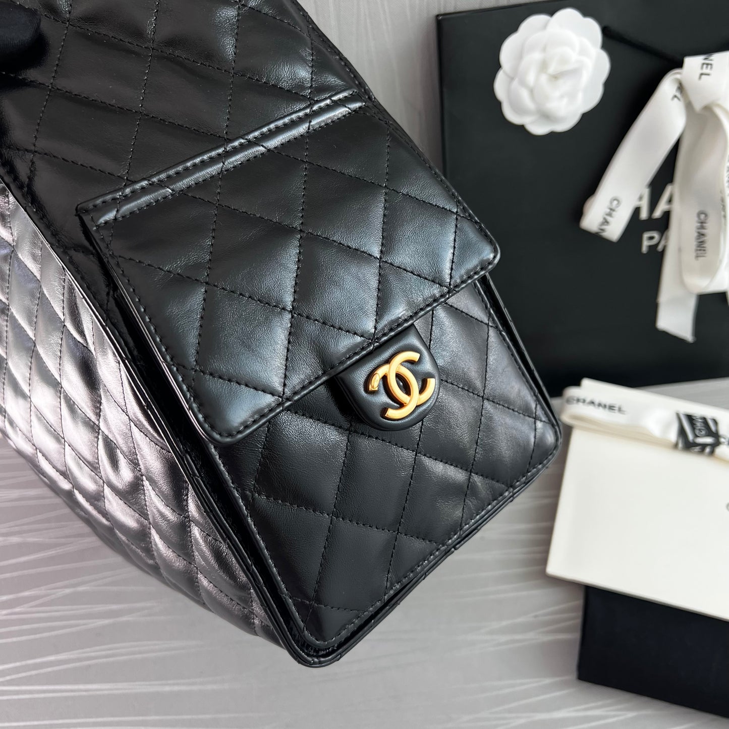 Bolso C piel negra con herrajes dorados