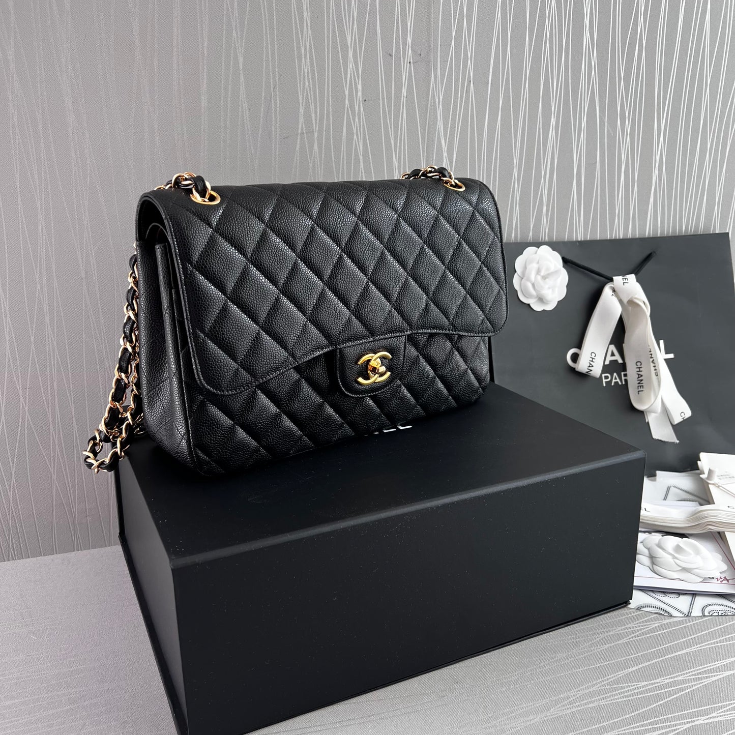 Bolso C piel color negro con herrajes dorados cadena con piel