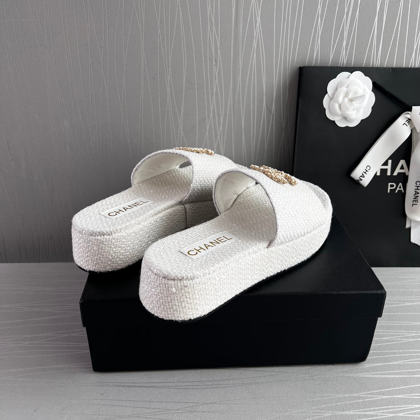 Sandalias C algodón en color blanco con letras doradas