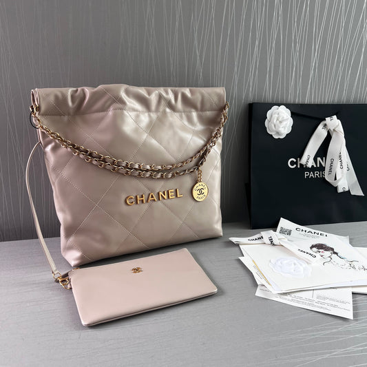 Bolso C piel color beige claro , herrajes dorados