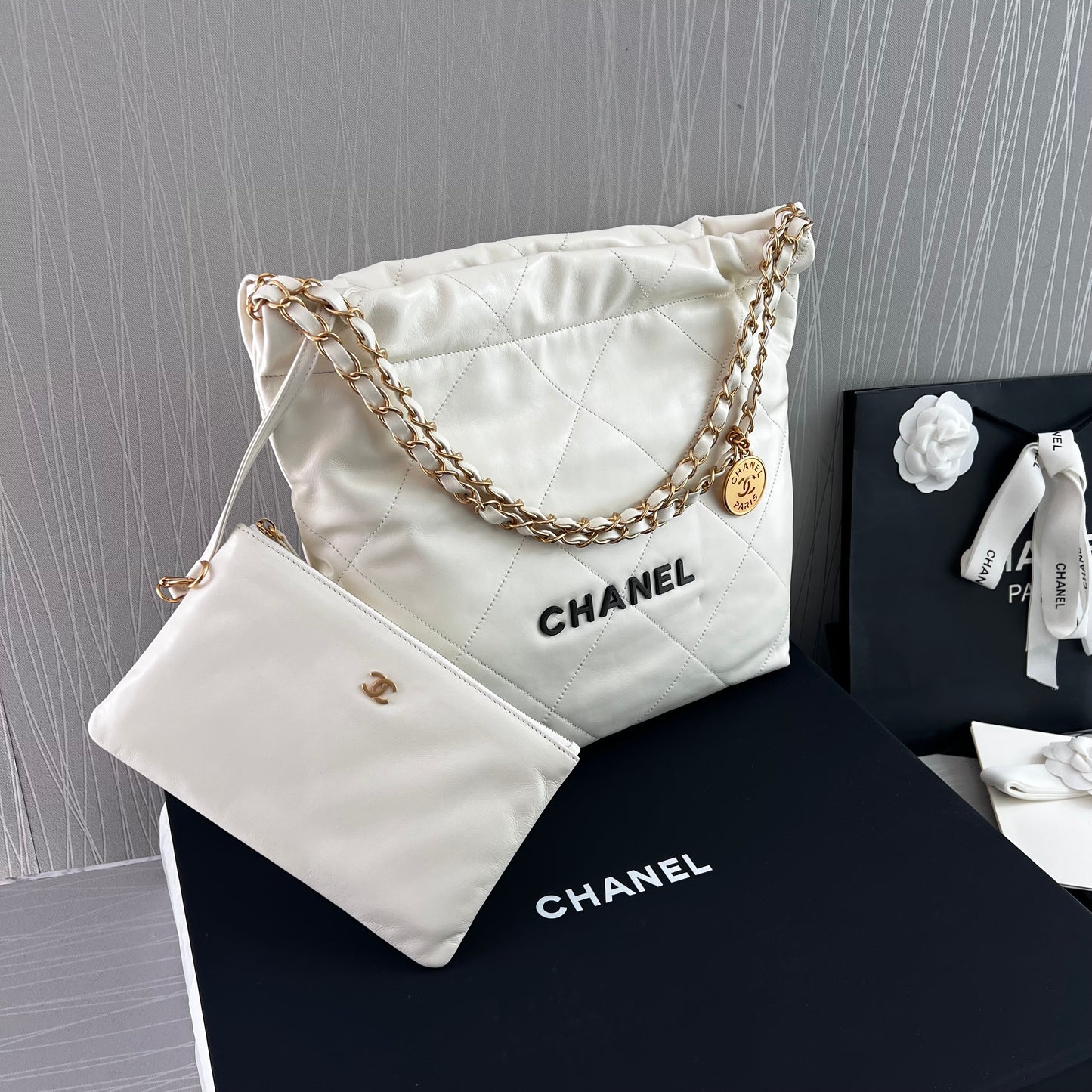 Bolso C piel con herrajes dorados