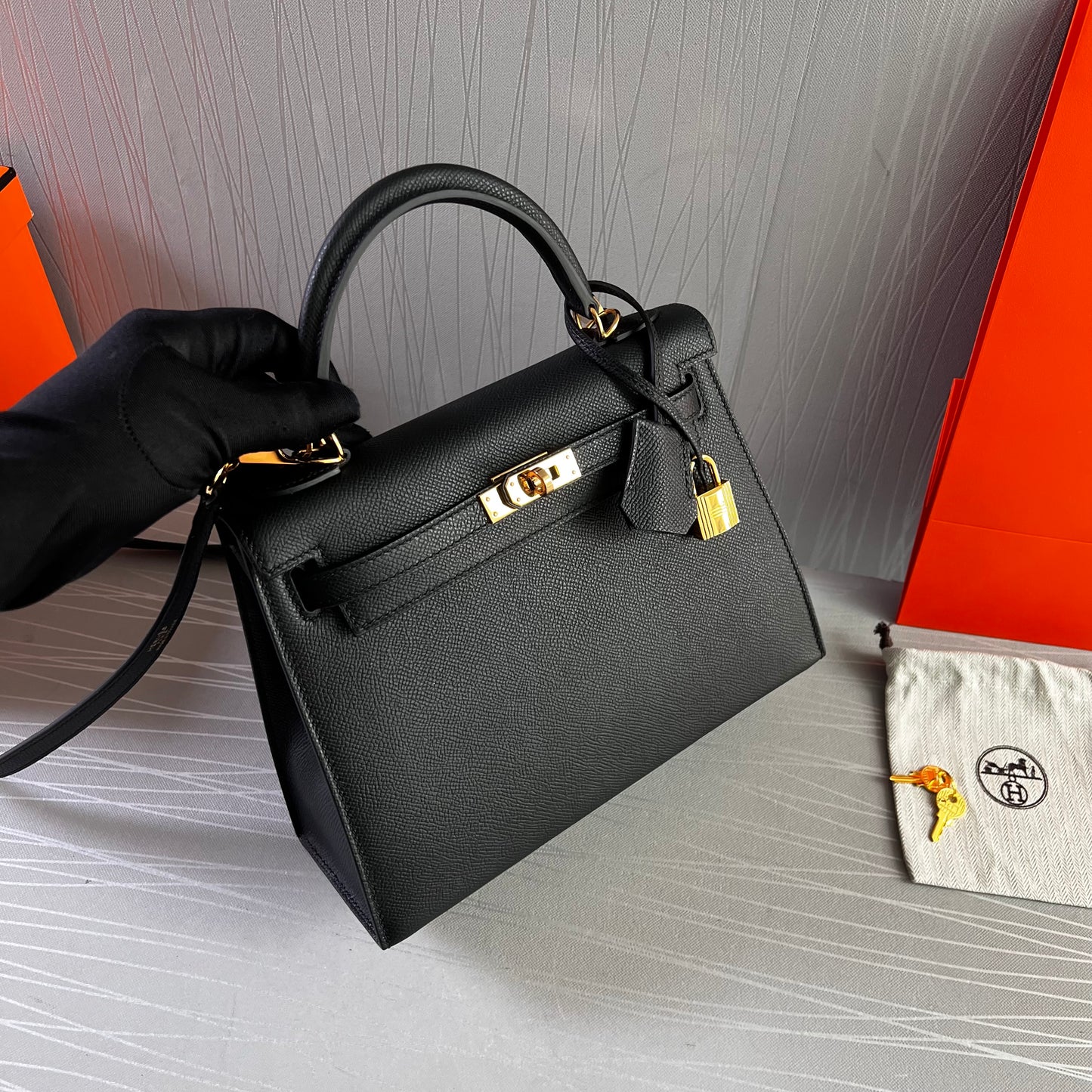 Bolso H piel color negro herrajes dorados