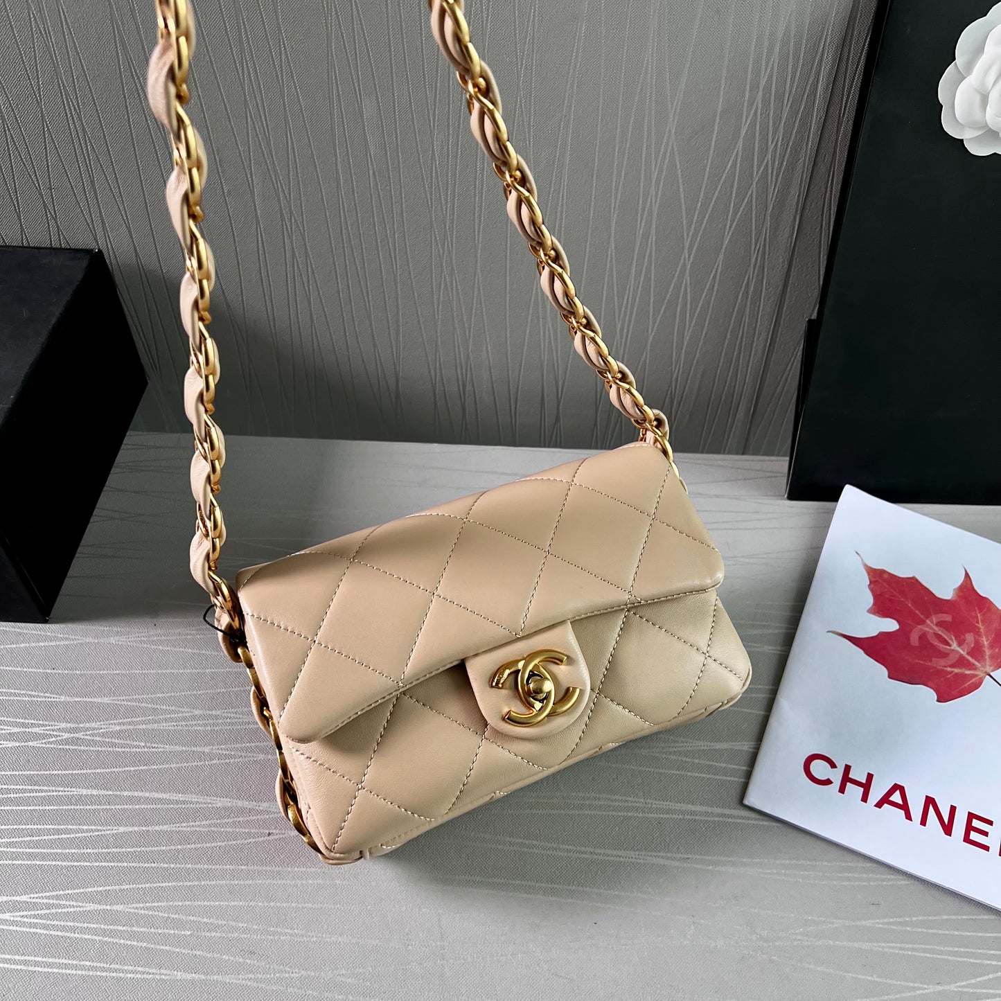 Bolso C piel color beige herraje dorado