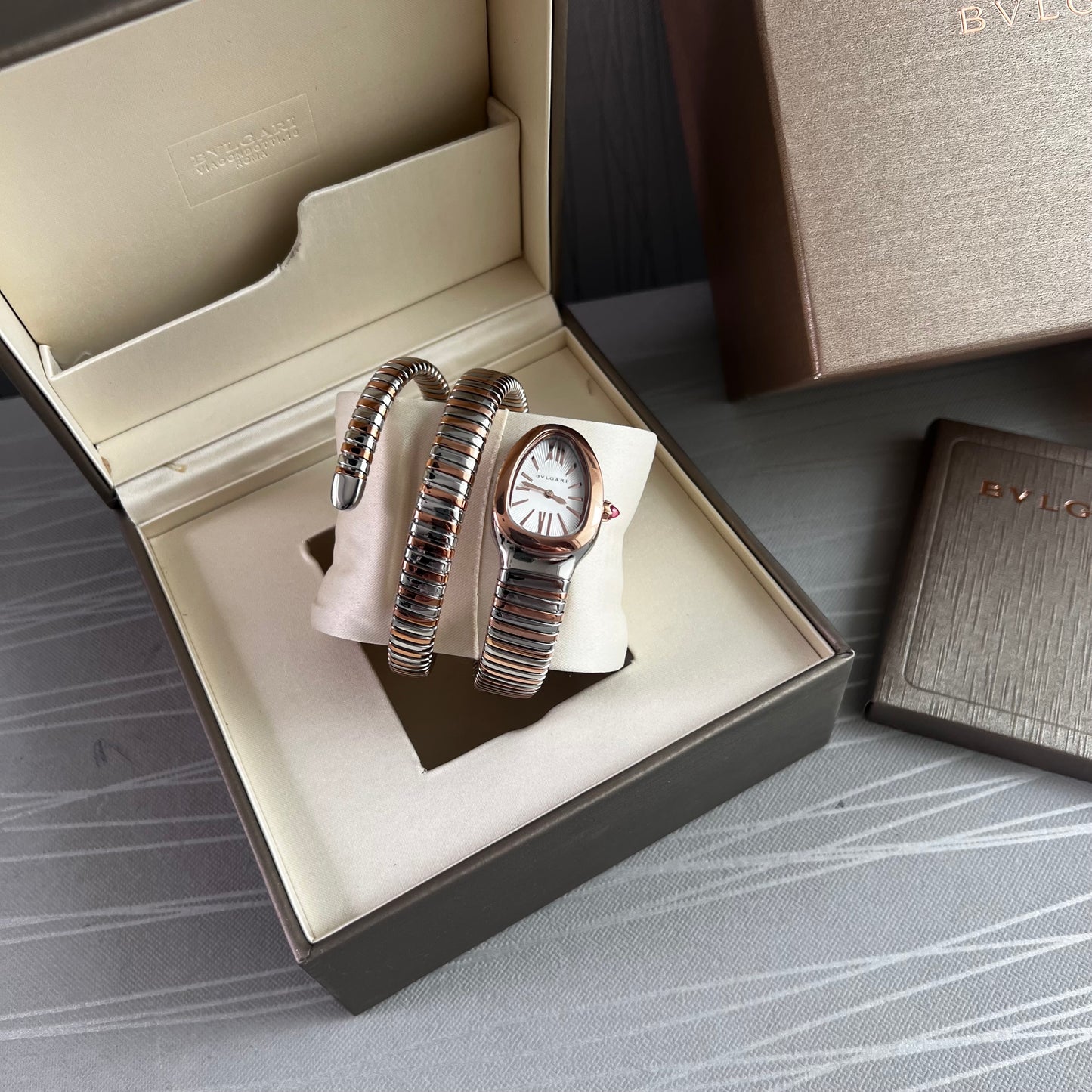 Reloj B brazalete doble en dos tonos , rosa y plateado