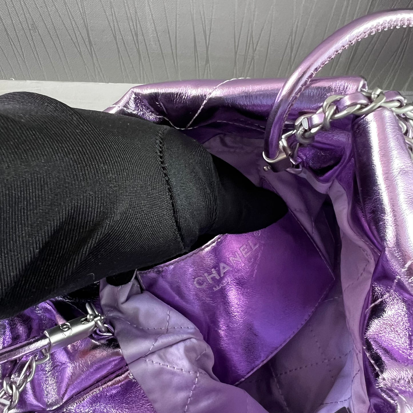 Bolso C piel metalizada lila tamaño mini y herrajes color plateado