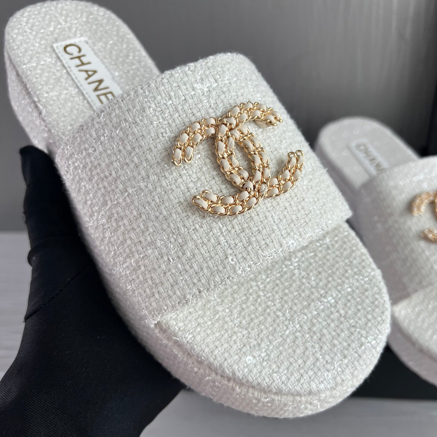 Sandalias C algodón en color blanco con letras doradas