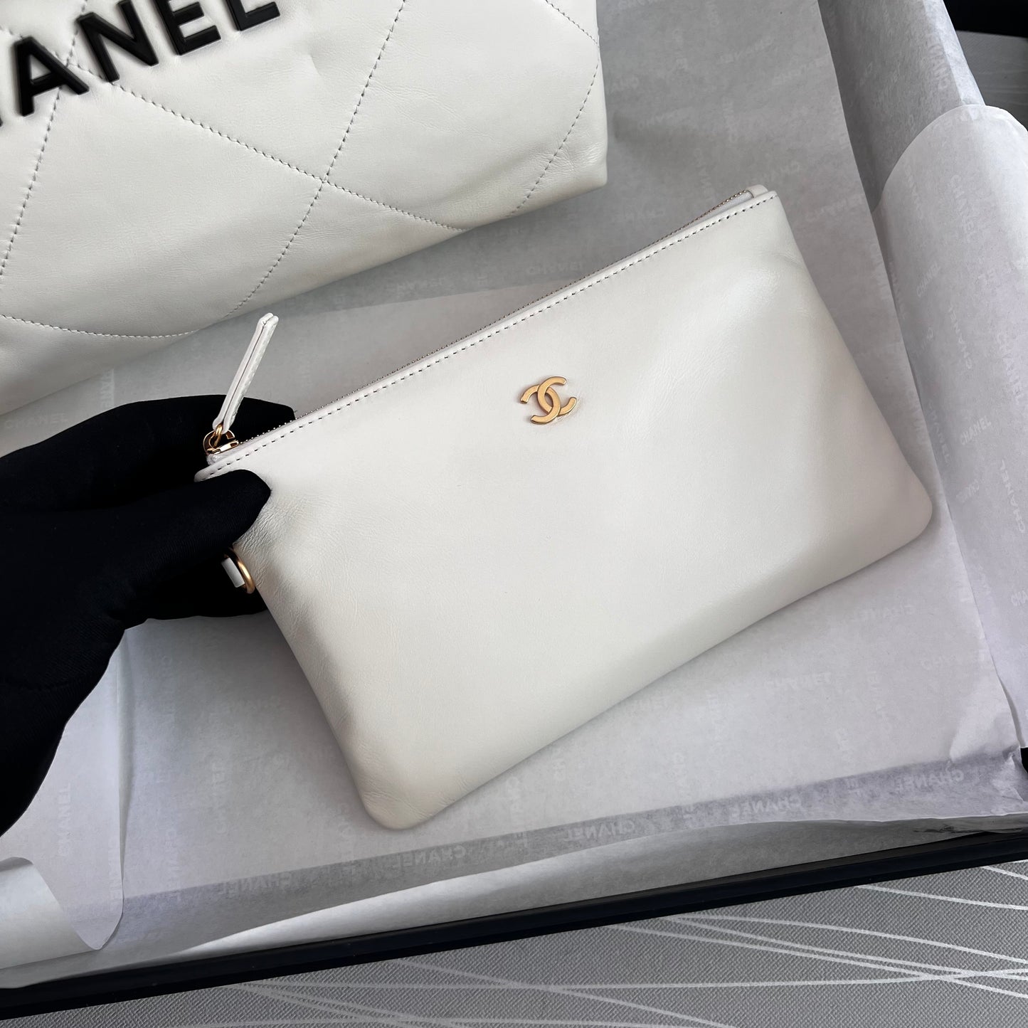 Bolso C piel con herrajes dorados