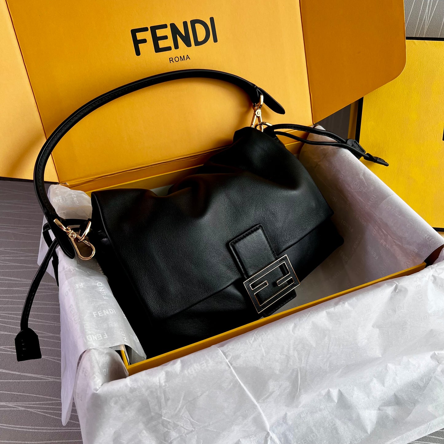 Bolso F piel color negro tamaño mediano