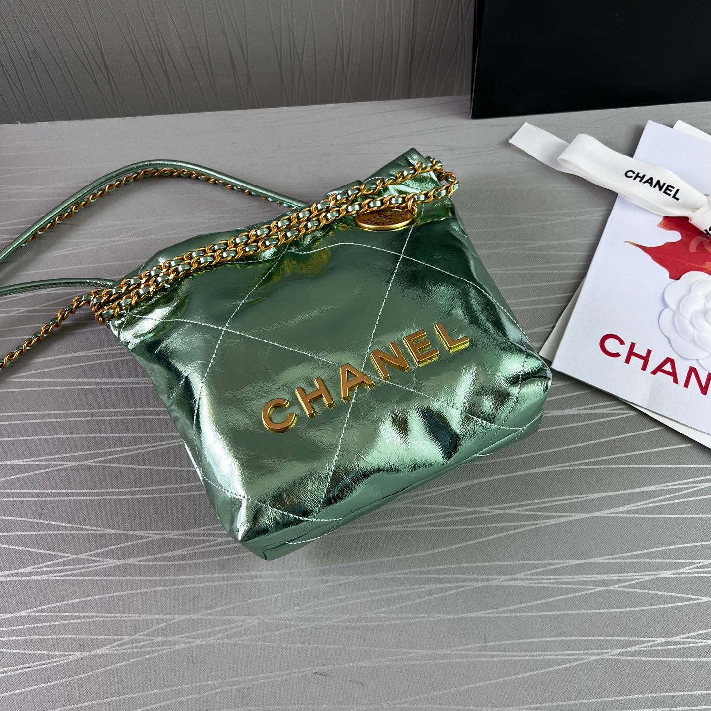 Bolso C piel metalizada color verde, tamaño mini, herrajes dorados