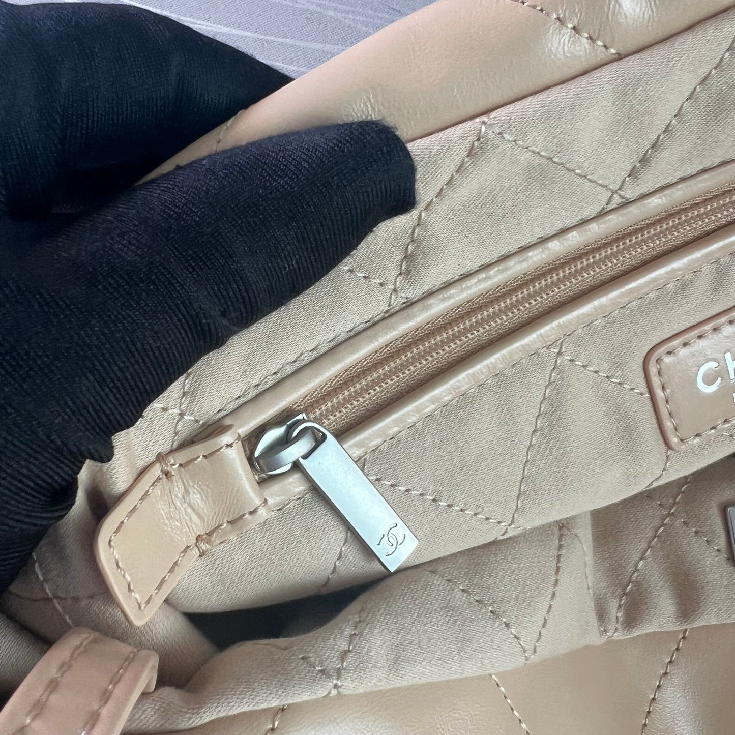 Bolso C piel color beige herrajes plateados