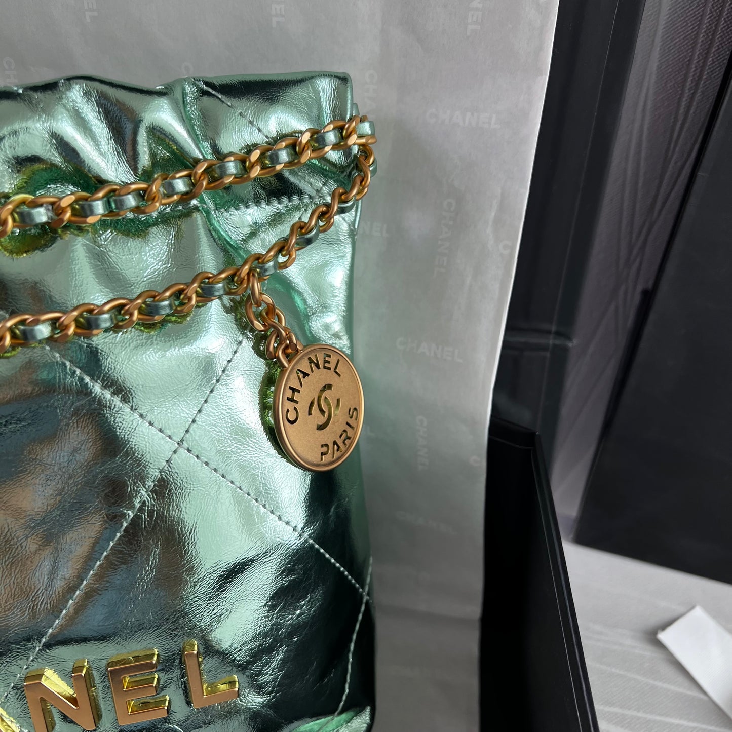 Bolso C piel metalizada color verde, tamaño mini, herrajes dorados