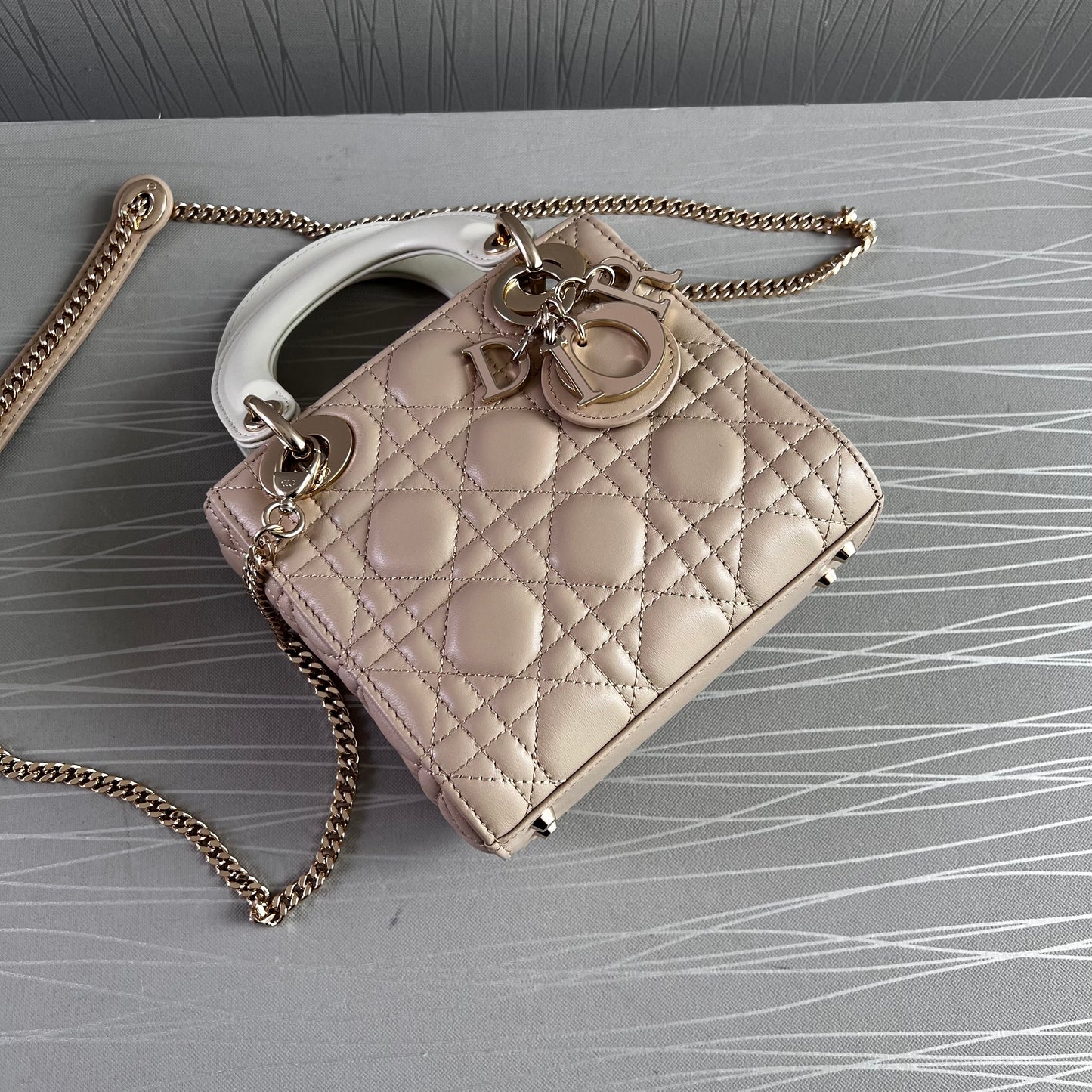 Bolso D piel color beige combinada en las asas con hueso