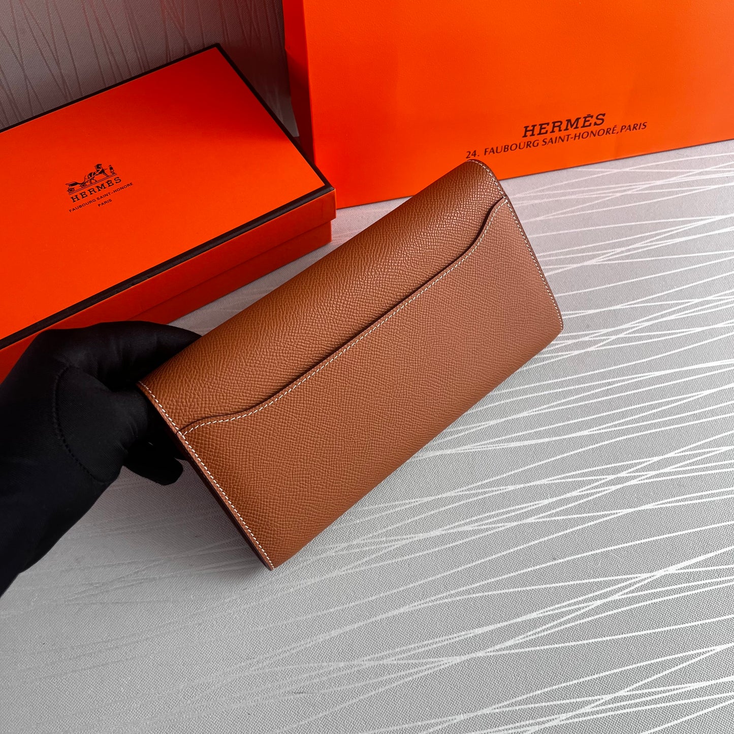 Cartera H piel color café herraje plata