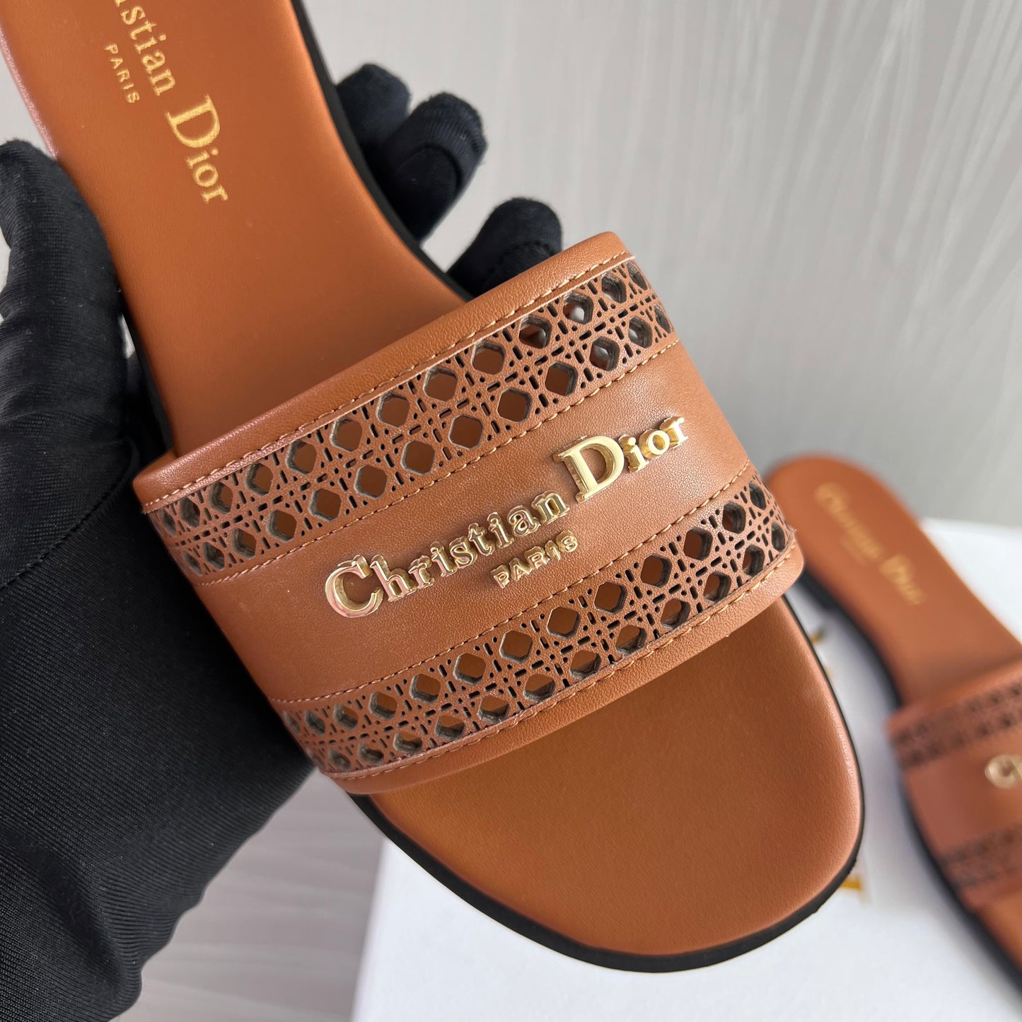 Sandalias D piel color camel con letras doradas