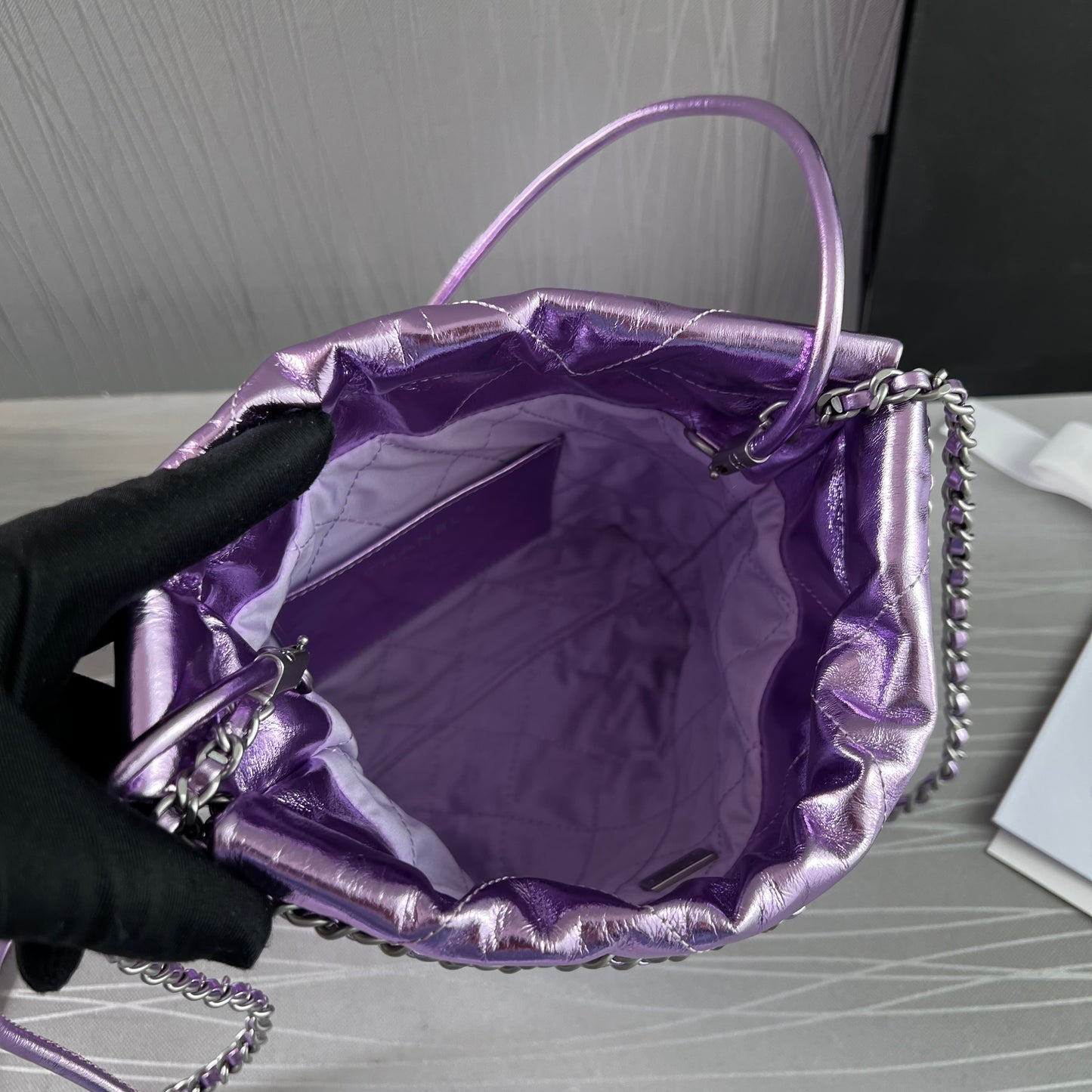 Bolso C piel metalizada lila tamaño mini y herrajes color plateado