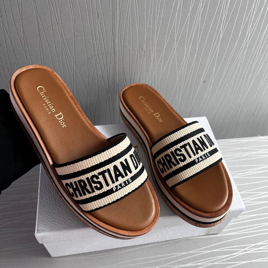 Sandalias D bordada color beige y negro