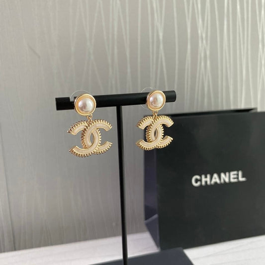 Aretes C dorados con beige