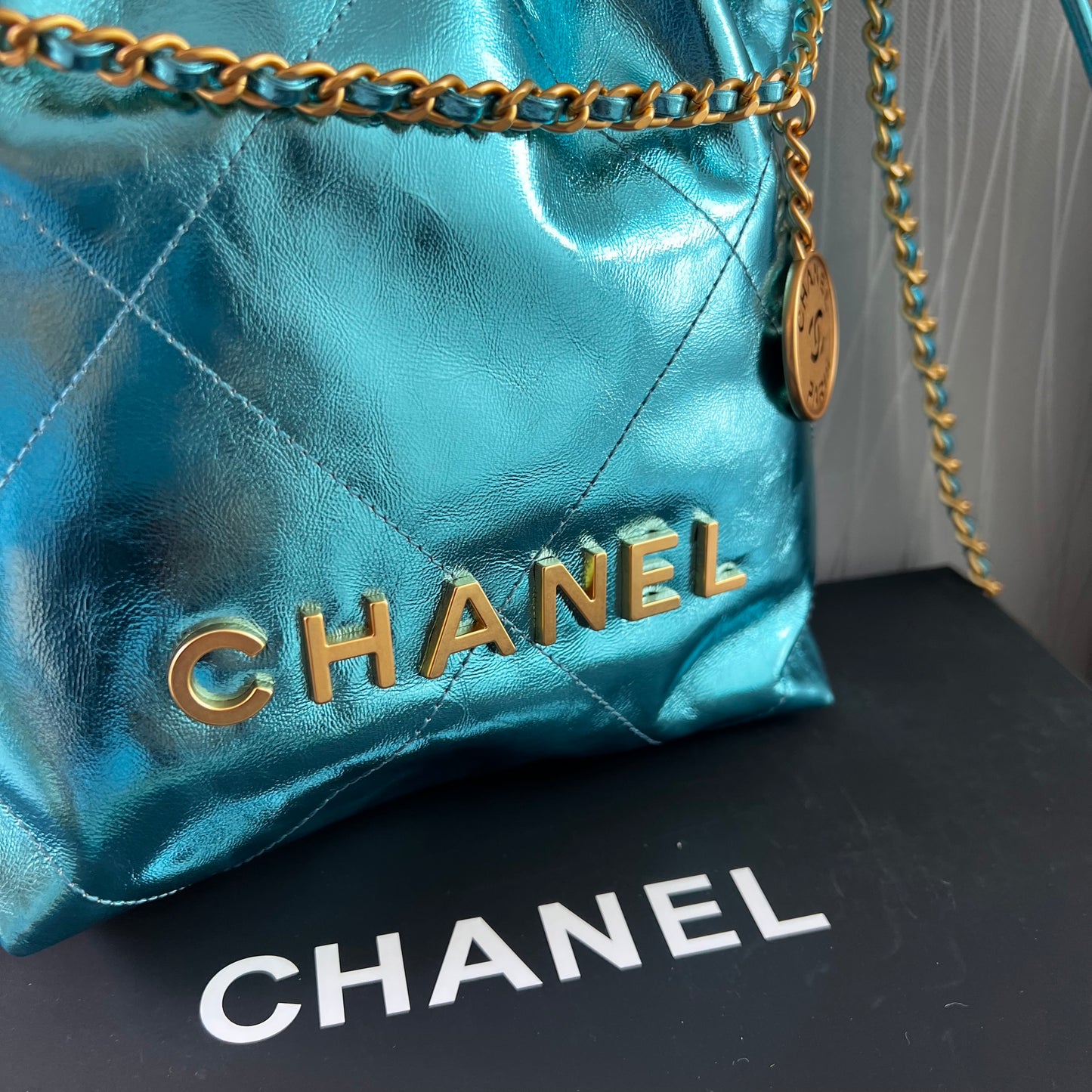 Bolso C piel metalizada color azul , tamaño mini y herrajes dorados