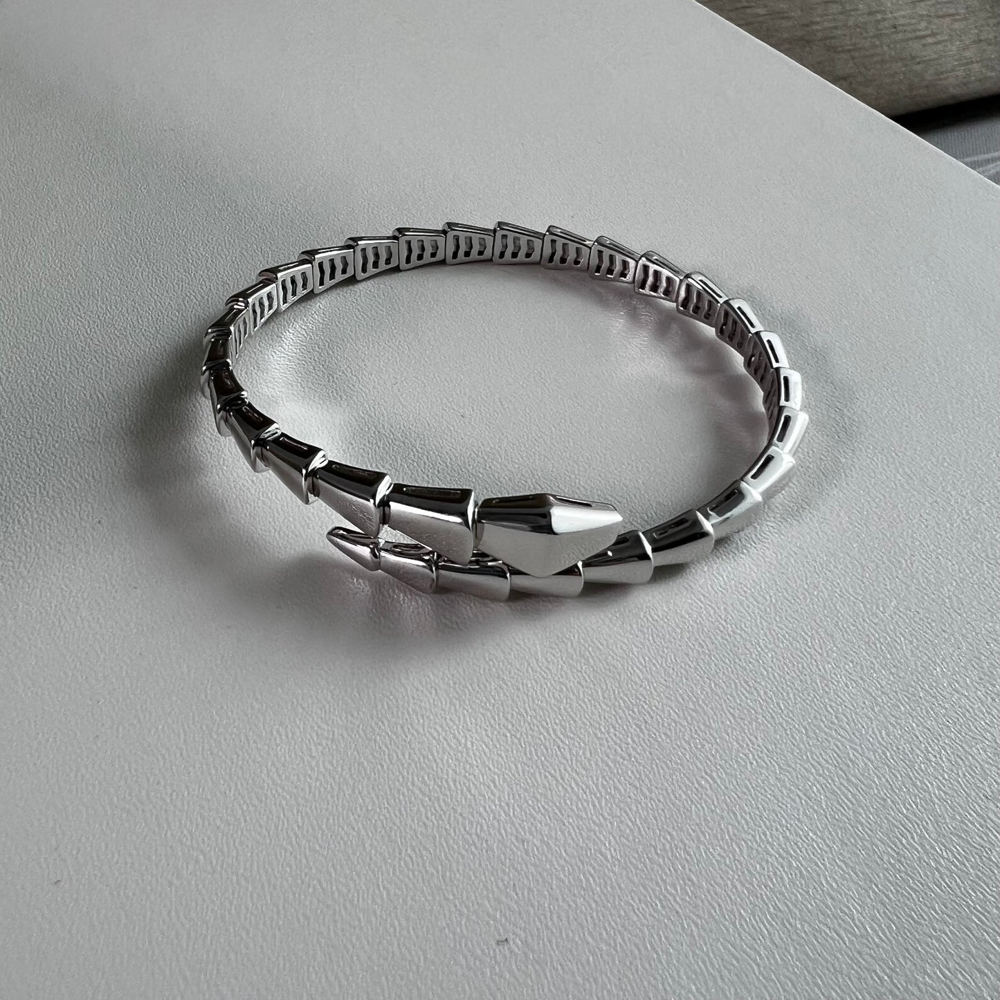 Brazalete B flexible color plateado