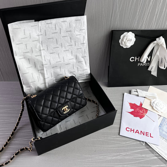 Bolso C piel color negro herrajes dorados