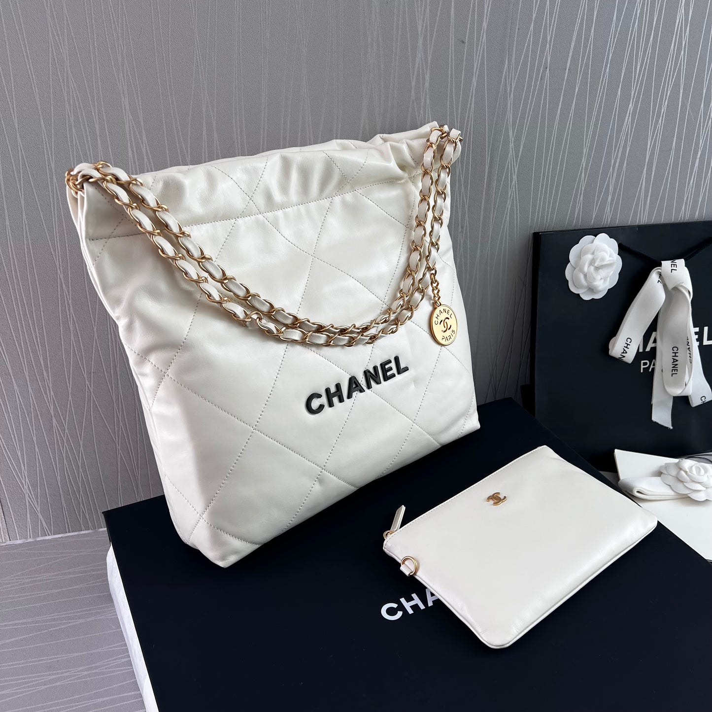 Bolso C piel con herrajes dorados