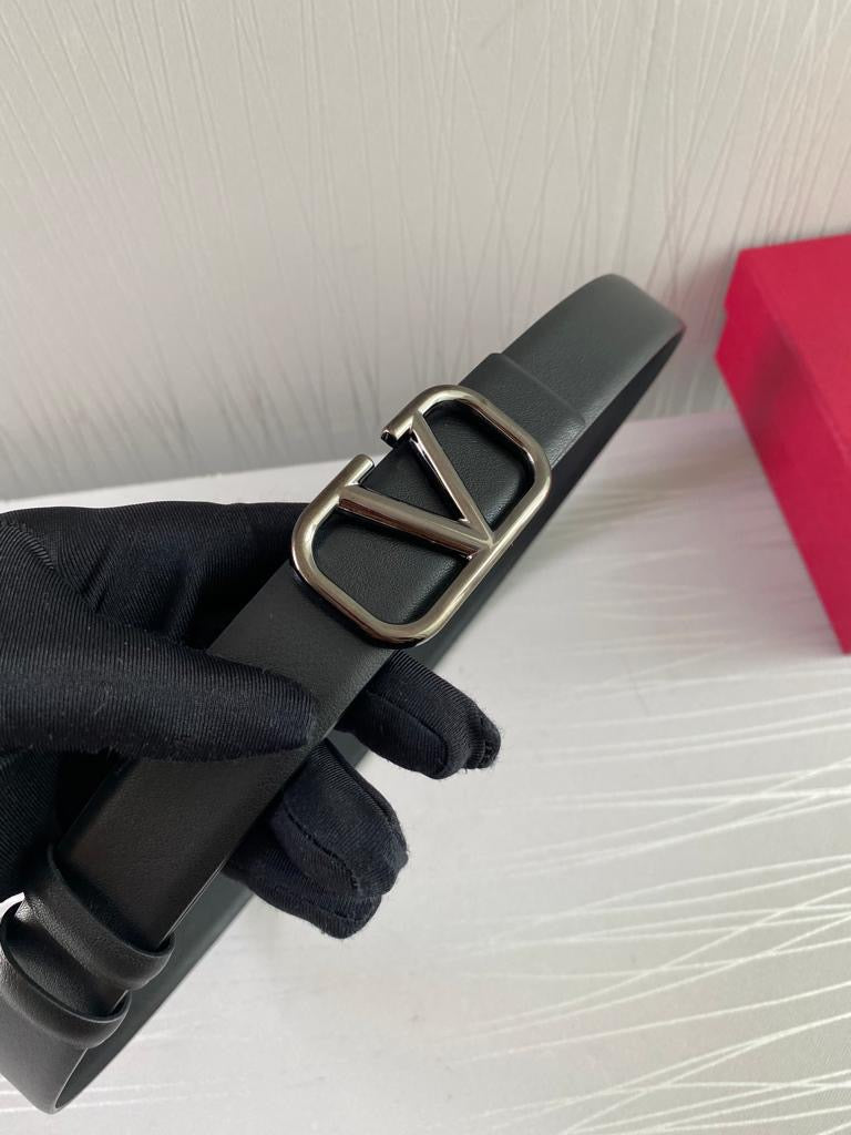Cinto V piel negro con herraje color negro