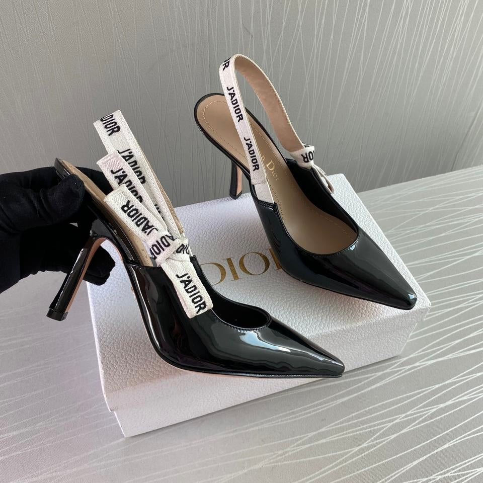 Zapatilla D en charol negro