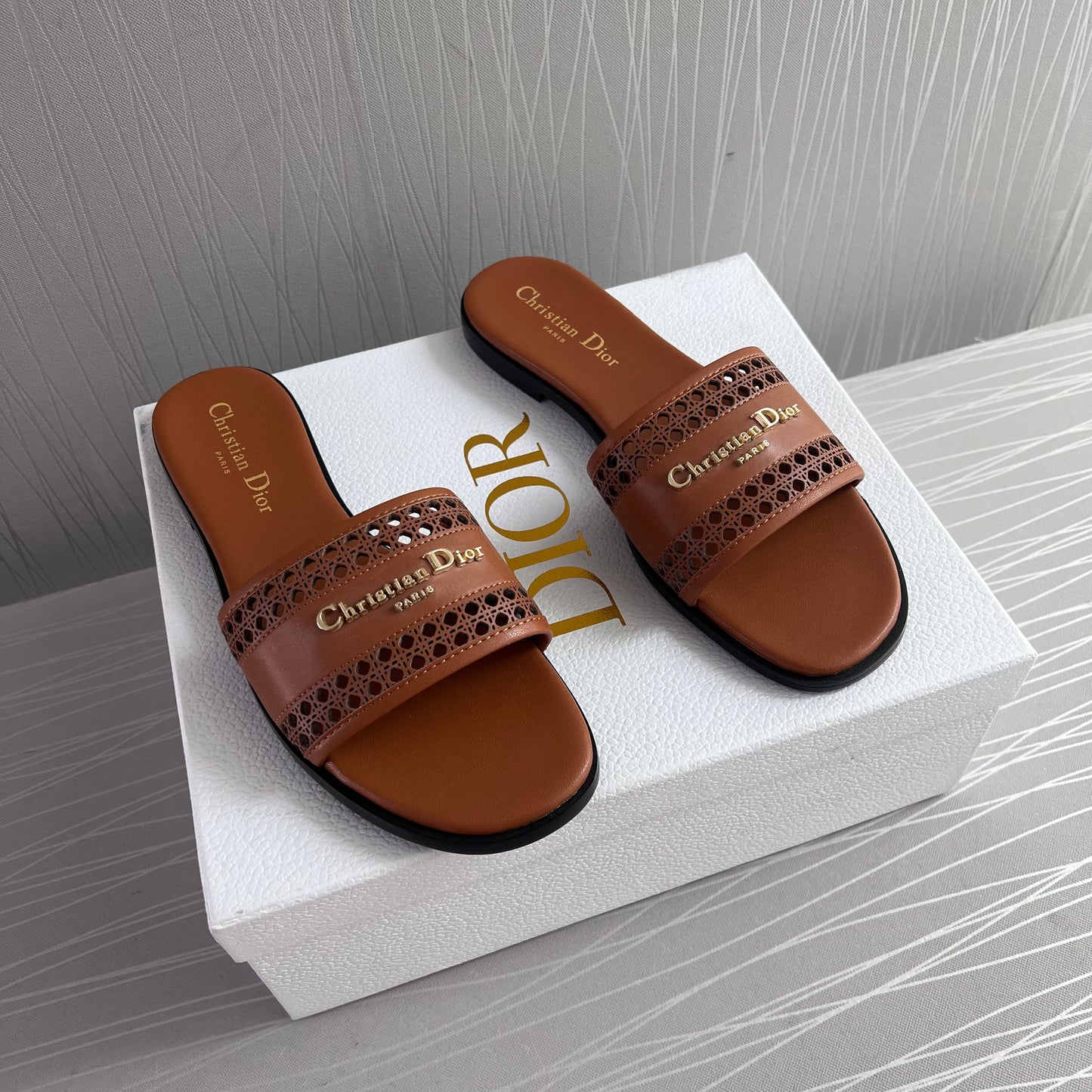 Sandalias D piel color camel con letras doradas