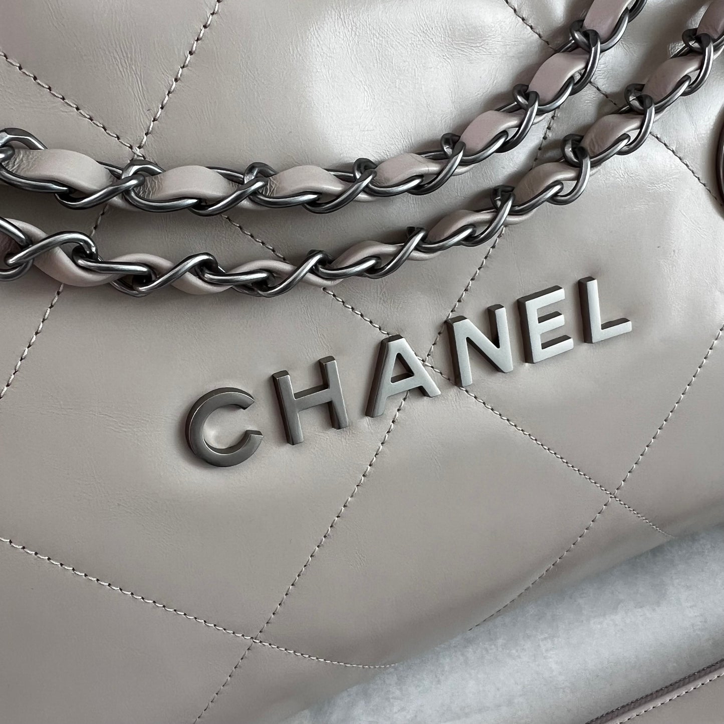 Bolso C piel beige con herrajes color plateado