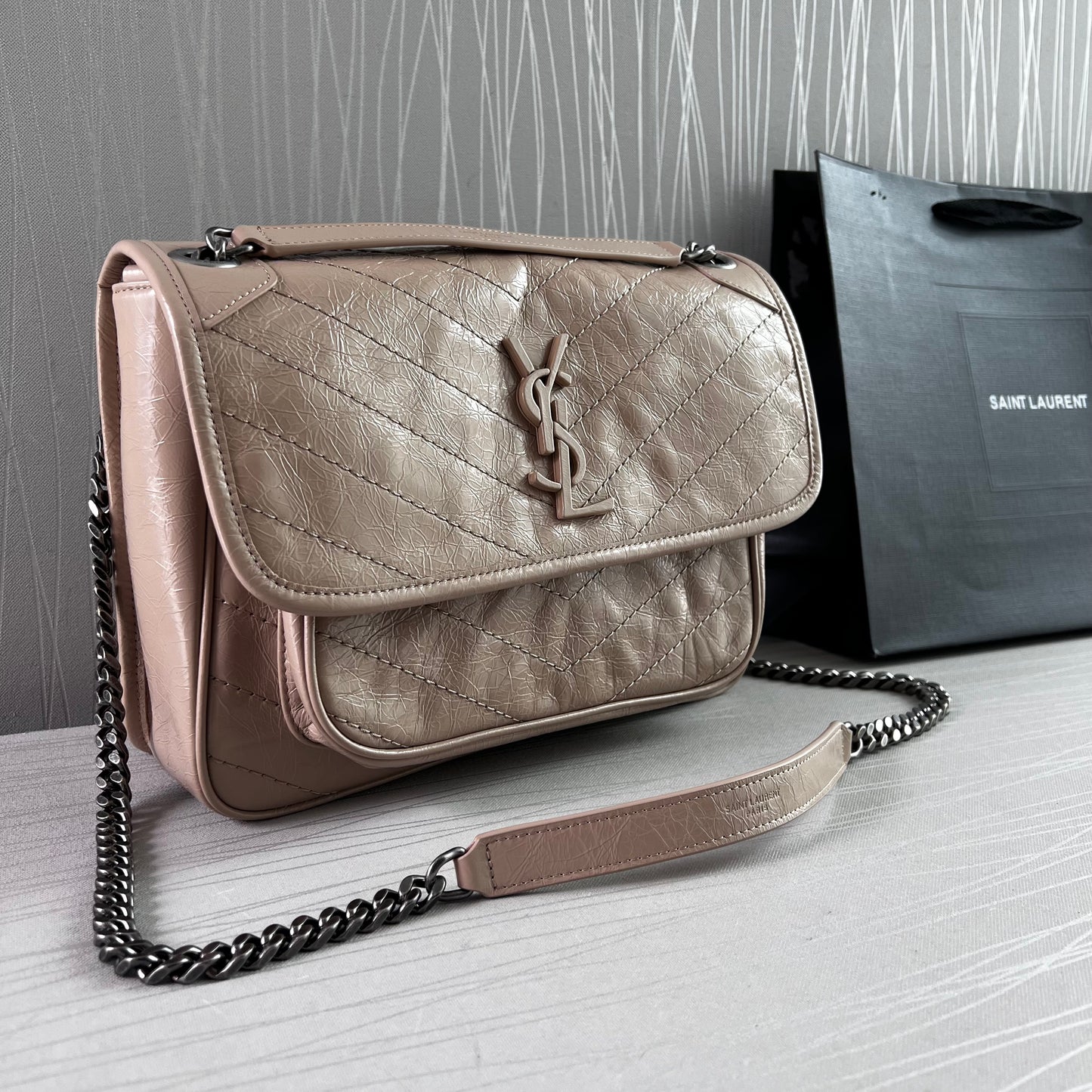Bolso Y piel beige, herrajes color plateado