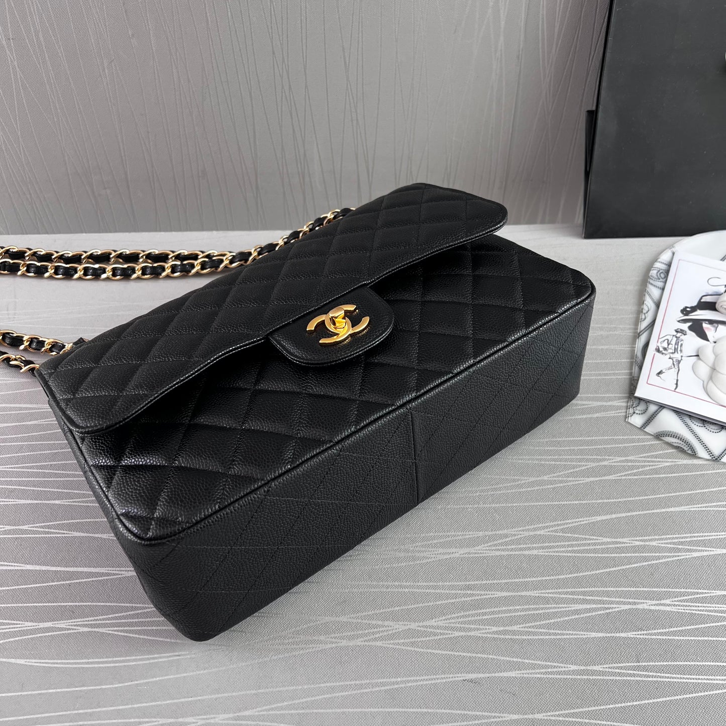 Bolso C piel color negro con herrajes dorados cadena con piel