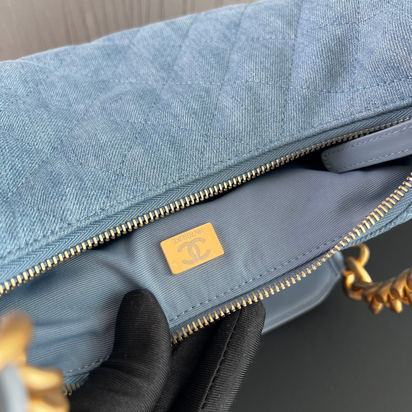 Bolso C tela azul tipo mezclilla con herrajes dorados
