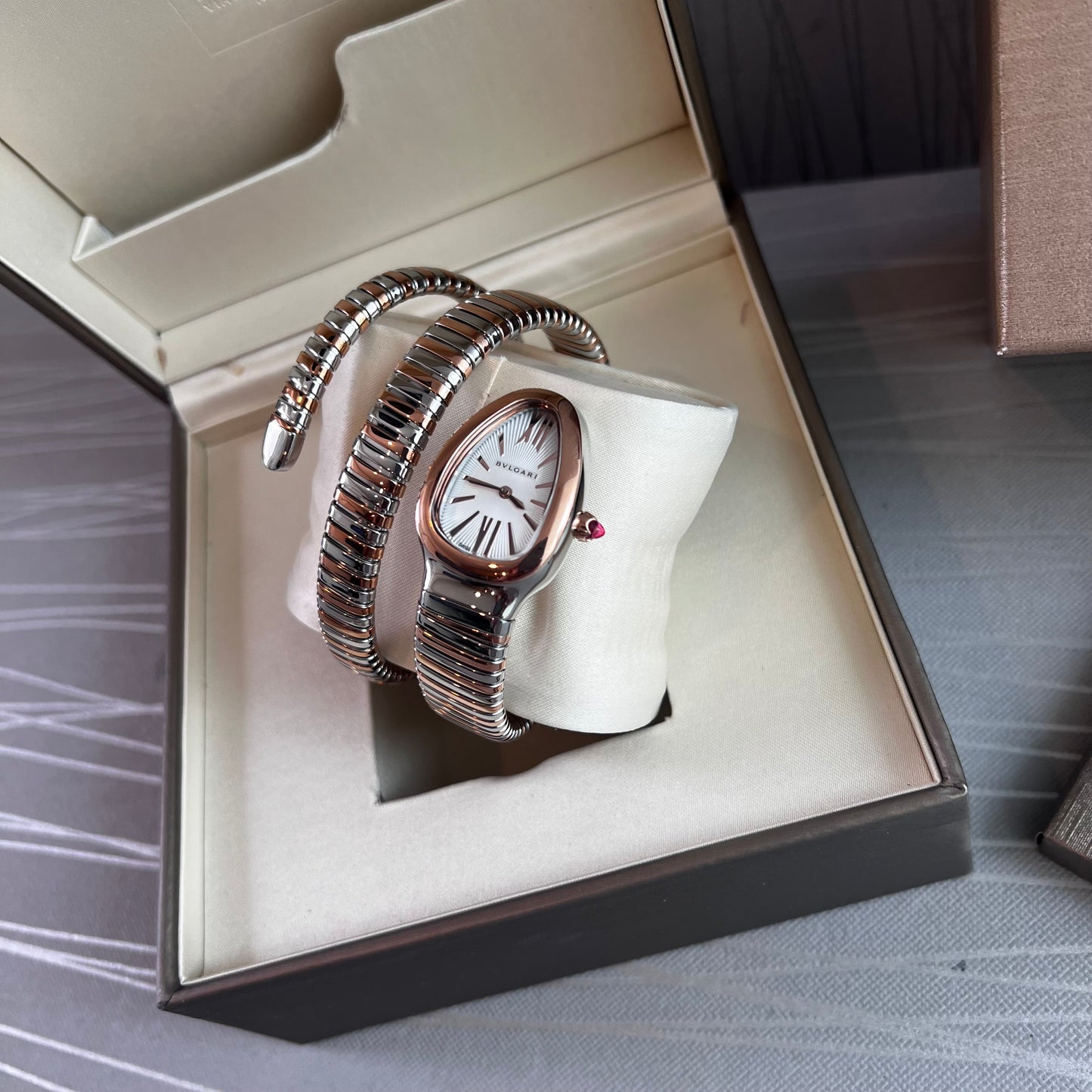 Reloj B brazalete doble en dos tonos , rosa y plateado