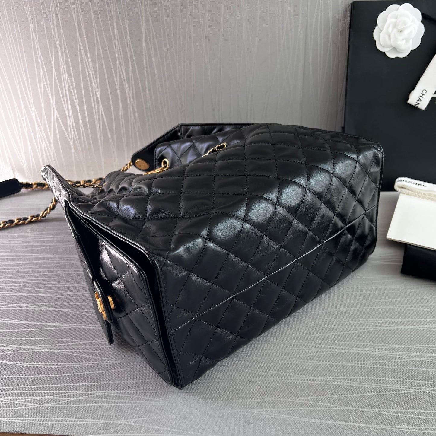 Bolso C piel negra con herrajes dorados