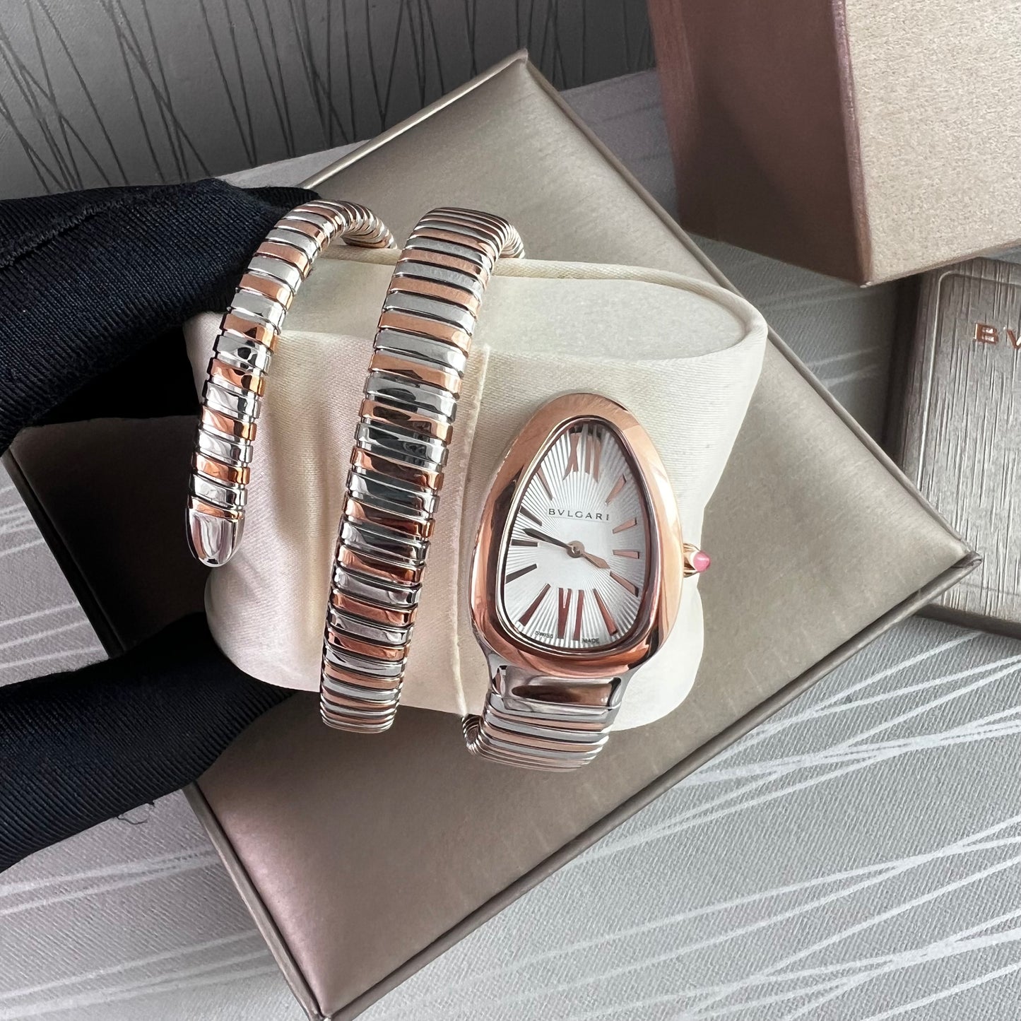 Reloj B brazalete doble en dos tonos , rosa y plateado