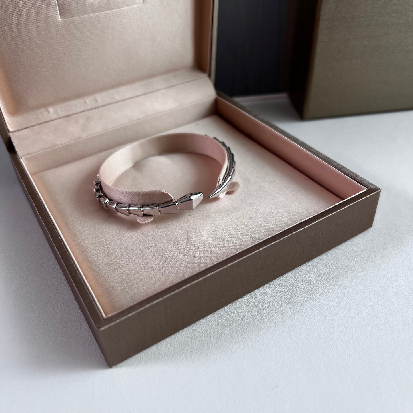 Brazalete B flexible color plateado