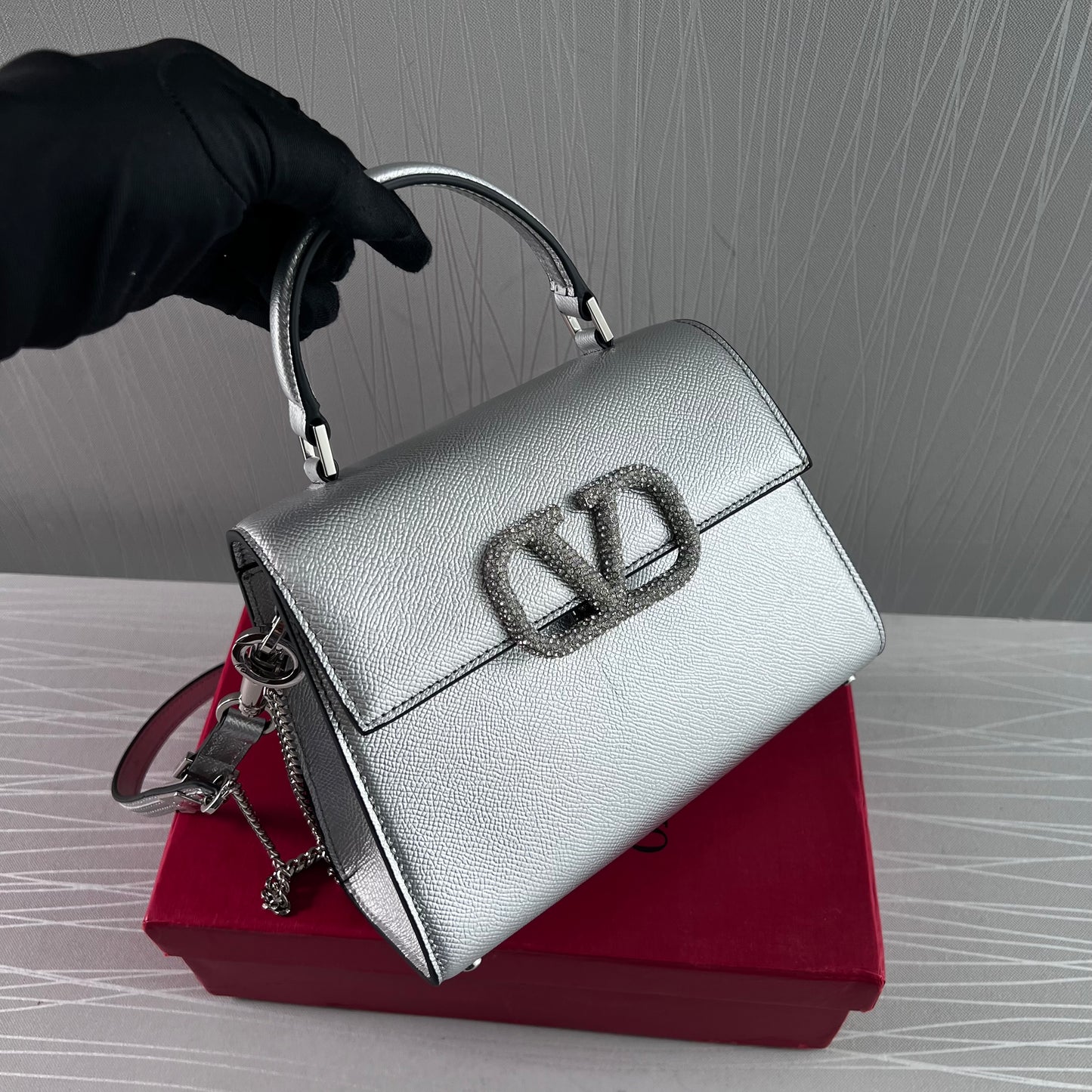 Bolso V piel color plata y herraje con piedras