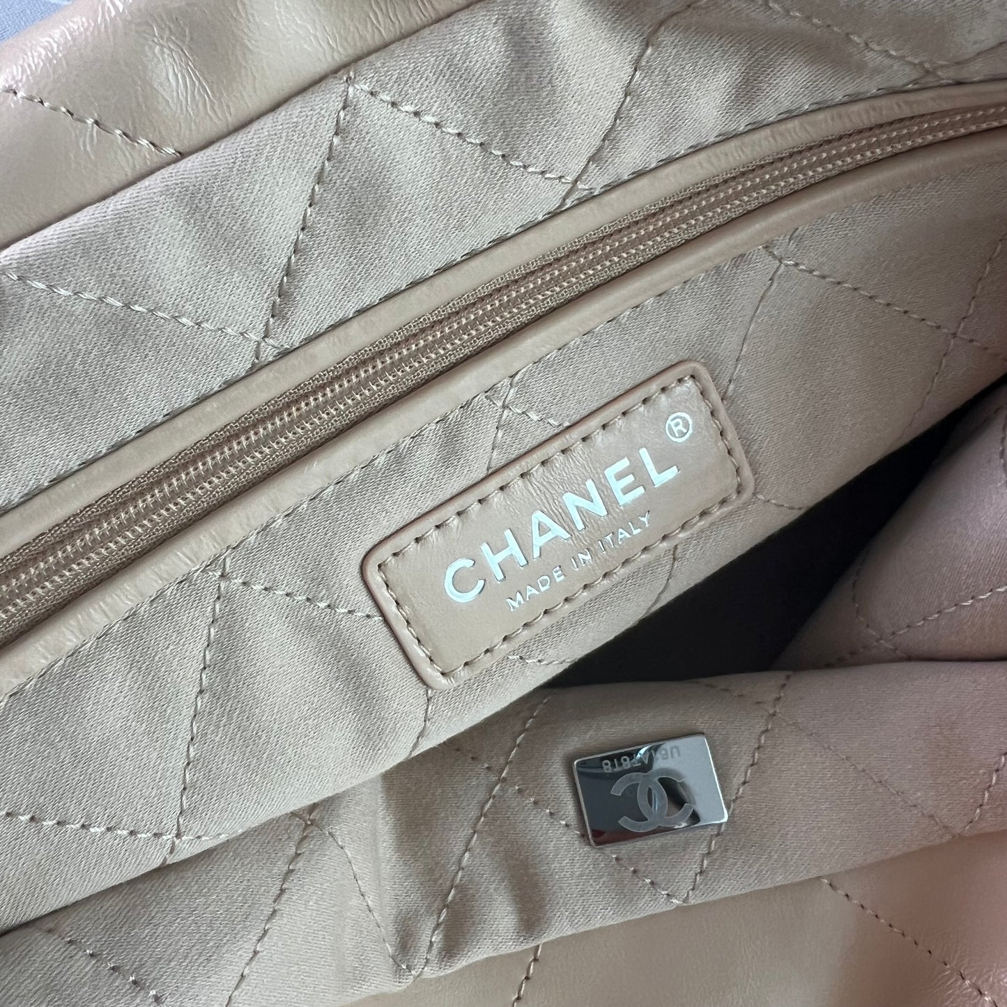 Bolso C piel color beige herrajes plateados