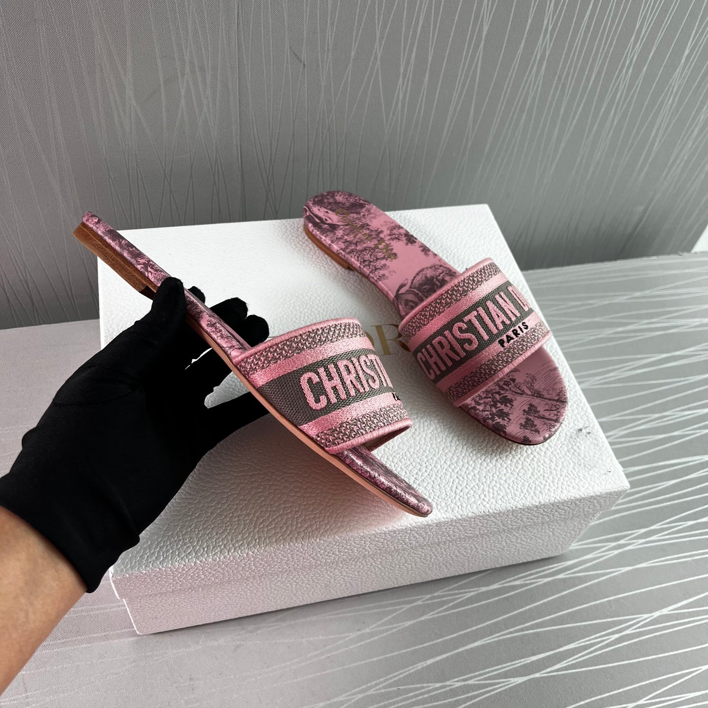 Sandalias D tela bordada color rosa y gris