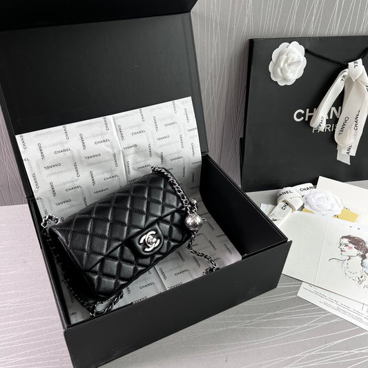 Bolso C piel color negro herrajes plateados