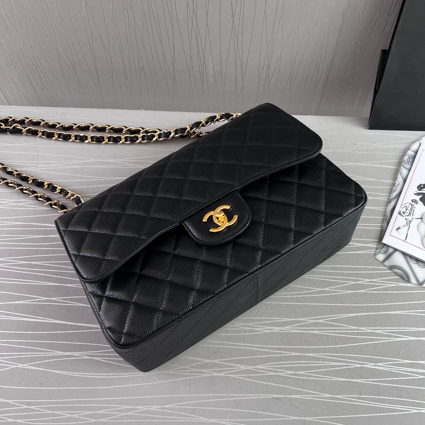 Bolso C piel color negro con herrajes dorados cadena con piel