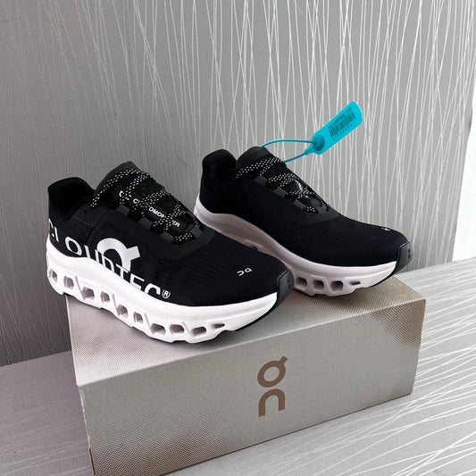 Sneakers O color negro con blanco