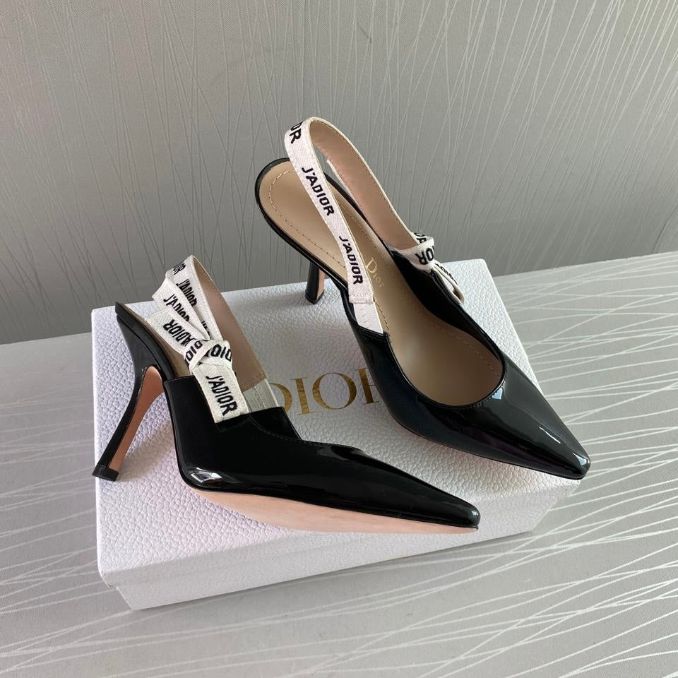Zapatilla D en charol negro