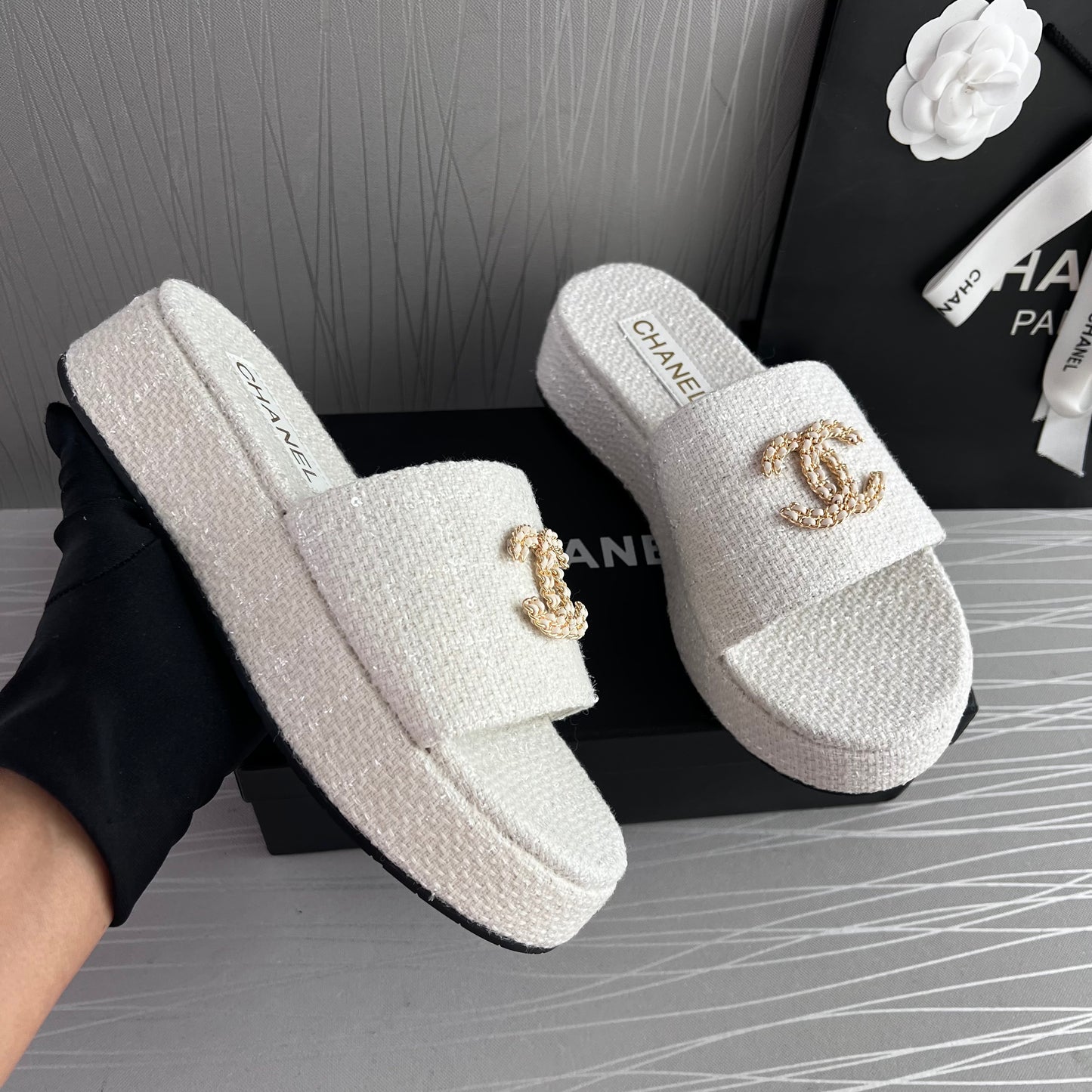 Sandalias C algodón en color blanco con letras doradas