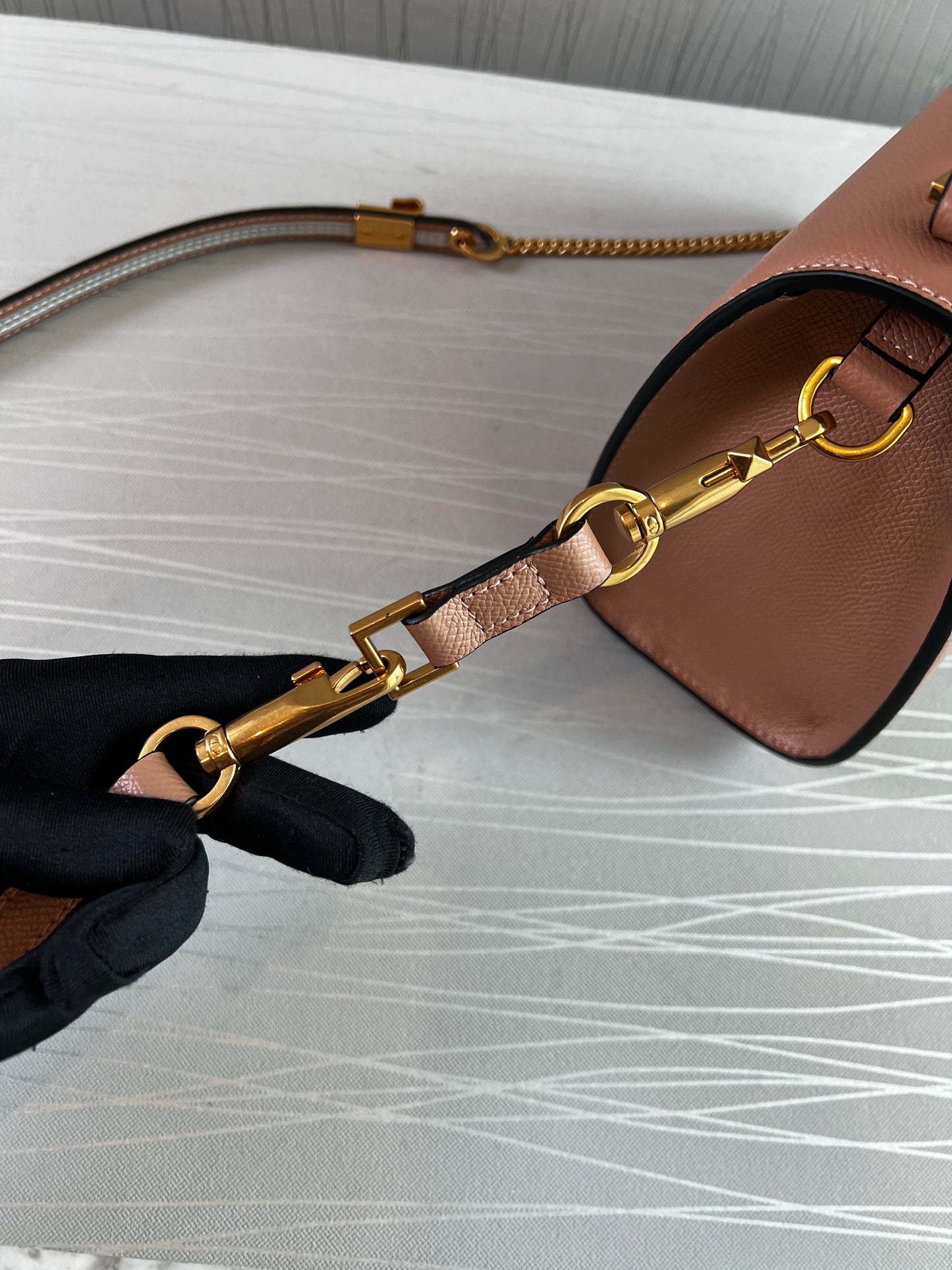 Bolso V piel color nude
