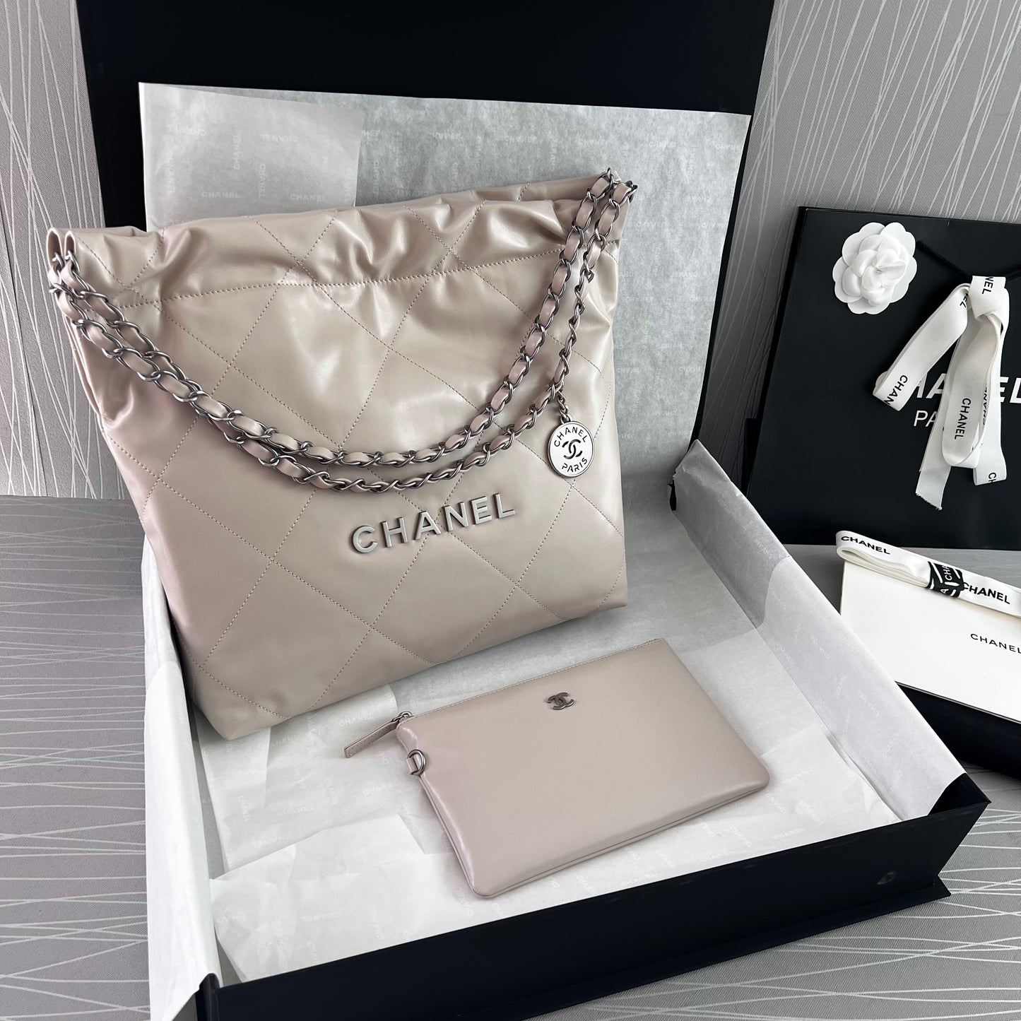 Bolso C piel beige con herrajes color plateado