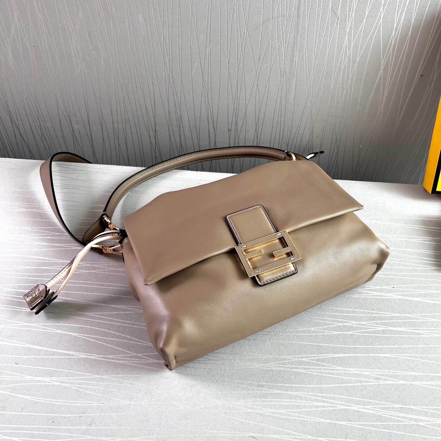 Bolso F piel color greige tamaño mediano