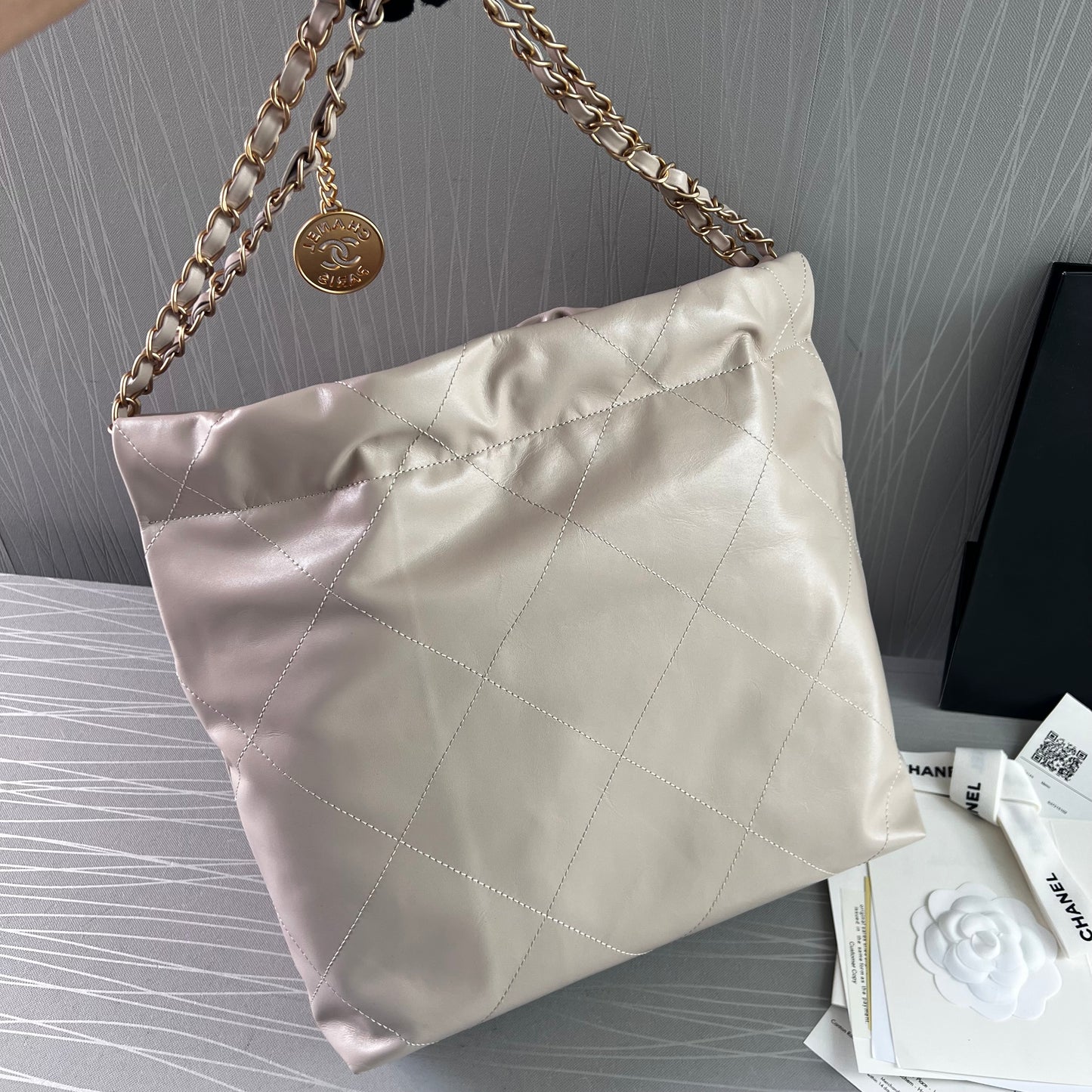 Bolso C piel color beige claro , herrajes dorados
