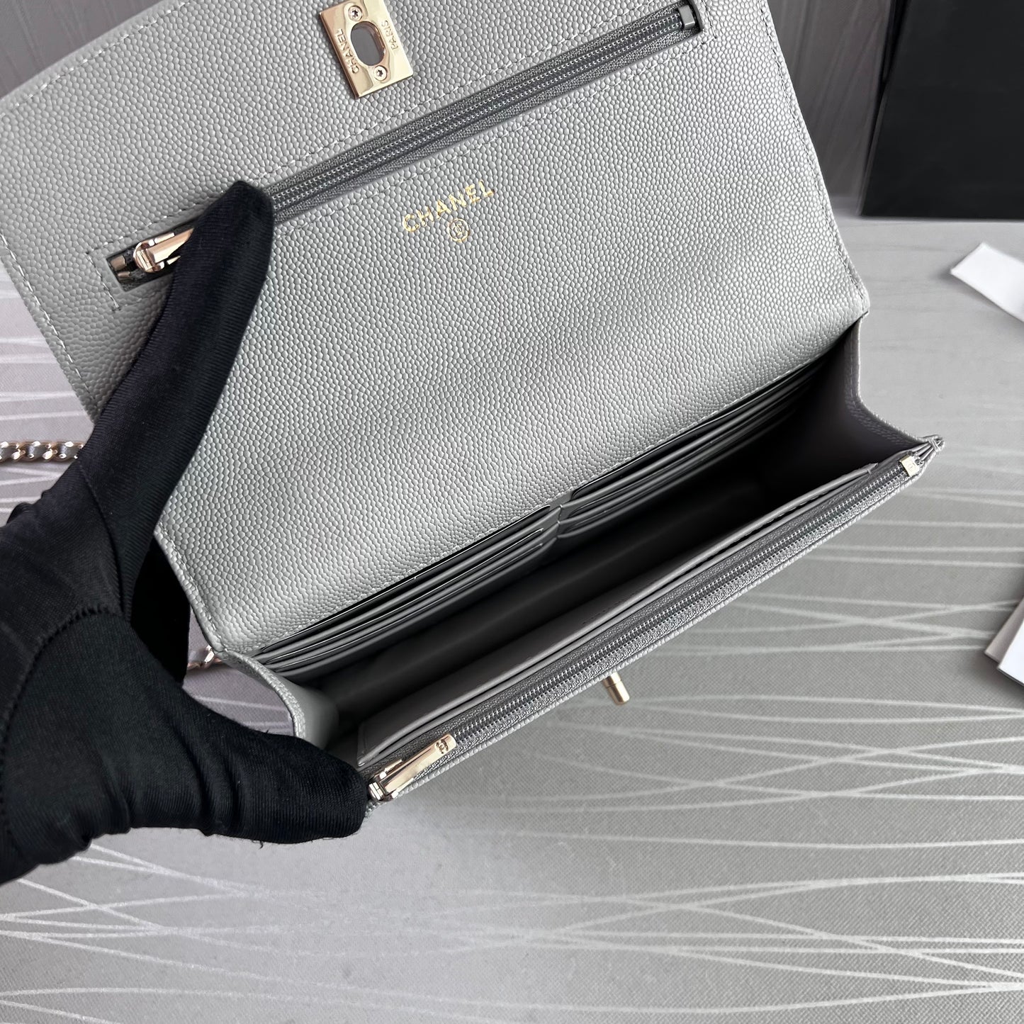 Bolso C piel color gris con herrajes dorados