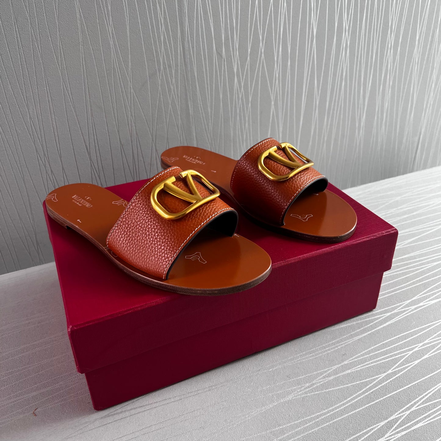 Sandalias V piel color camel con herraje dorado